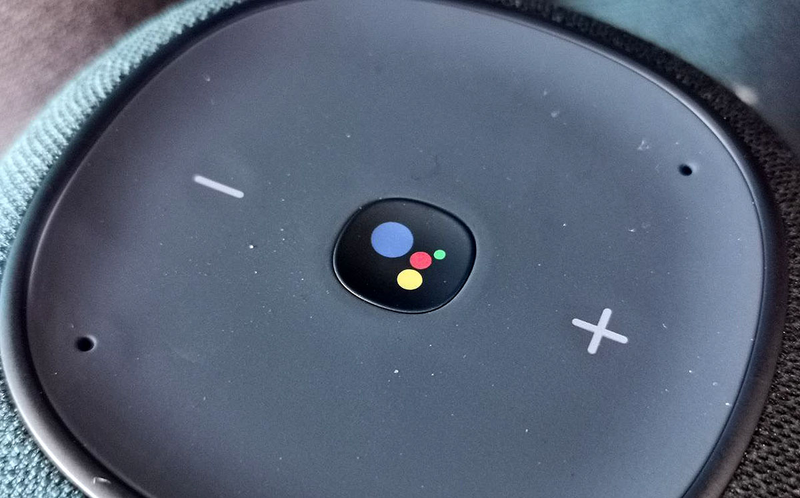 La parte superior, con los botones de volumen, el de Google Home y los orificios de los micrĂłfonos.
